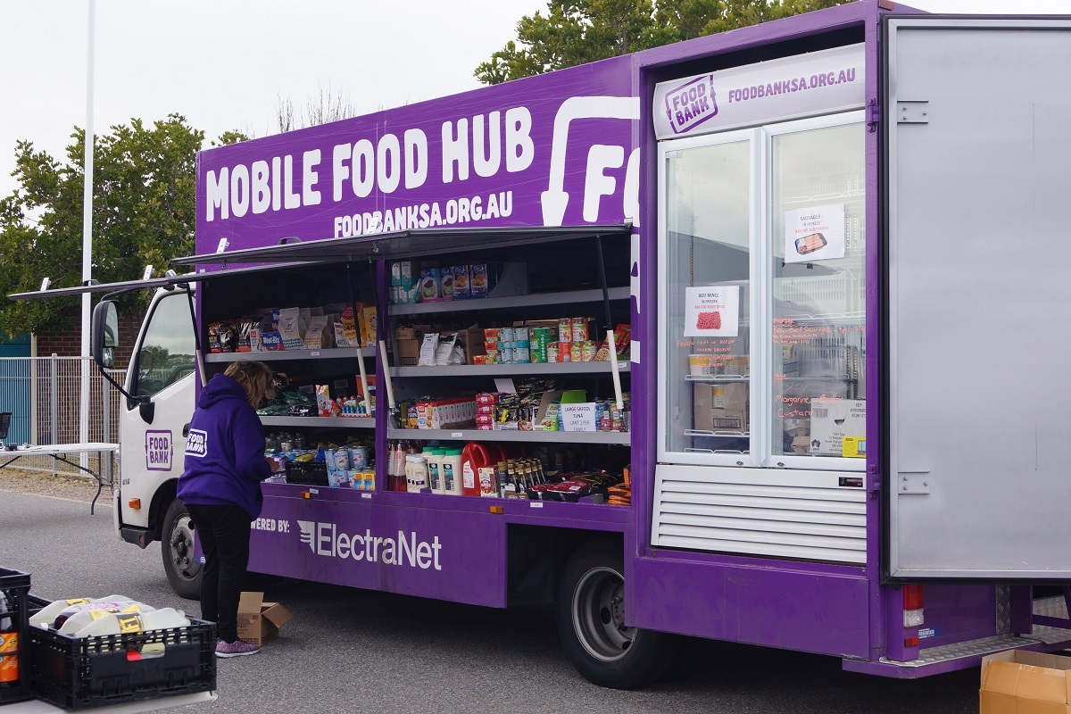 Scenes from the Mobile Food Hub at Aldinga Community Centre feat. City of Onkaparinga Mayor Erin Thompson and Foodbank SA Customer Development Manager, Leanne Malek.