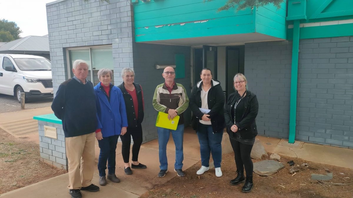 Alayna with Morphett Vale resident, Arnold, and neighbours.