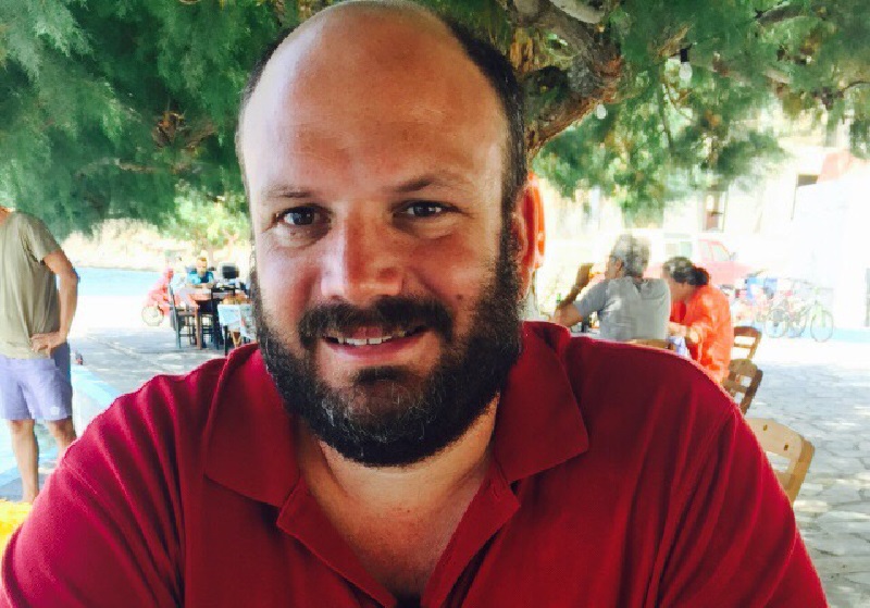 A smiling portrait of Dr Ian Moffat.