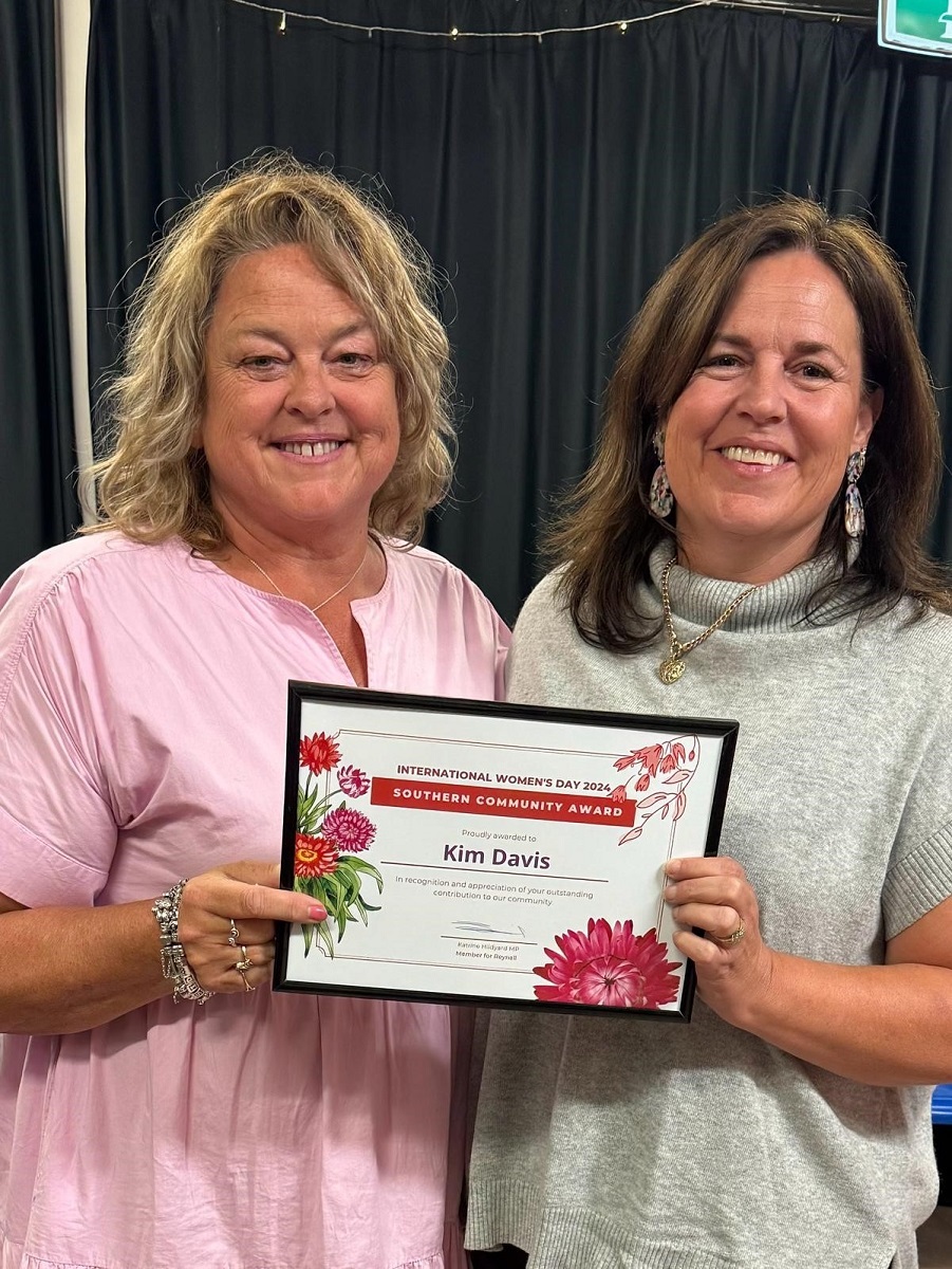 Nat Cook MP presents a Southern Community Award to Kim Davis.