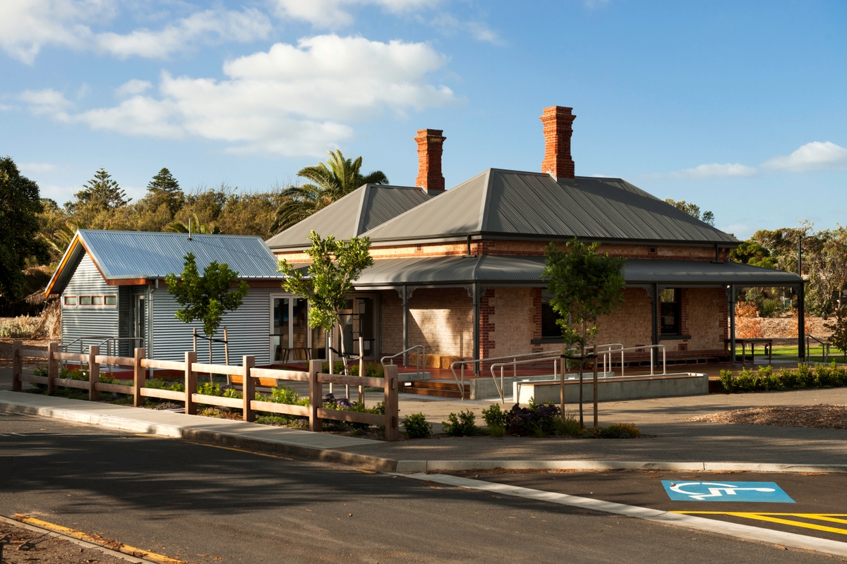 A photo of the back of Sauerbier House.