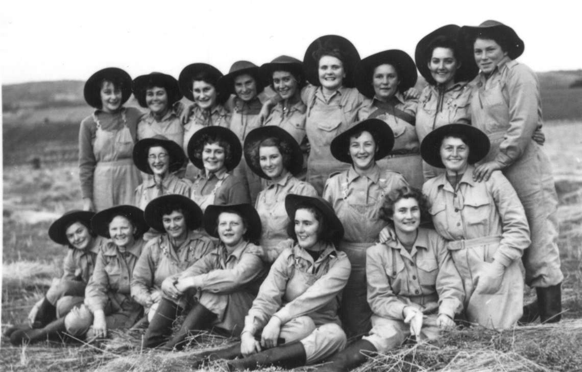 A black and white photo of about 20 Women’s Land Army workers on the flax fields of Morphett Vale circa 1942-1945.