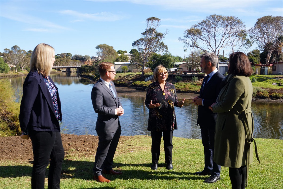 Members of the Old Noarlunga Community Residents Association with Deputy Mayor Simon McMahon and Senator Andrew McLachlan alongside the Onkaparinga River at Old Noarlunga.